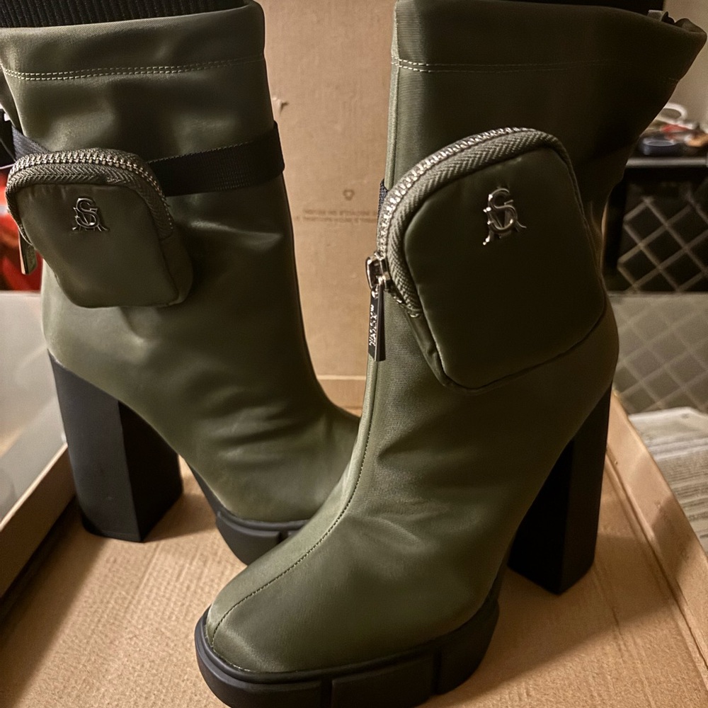 Steve Madden Olive Heeled Boots with Pocket